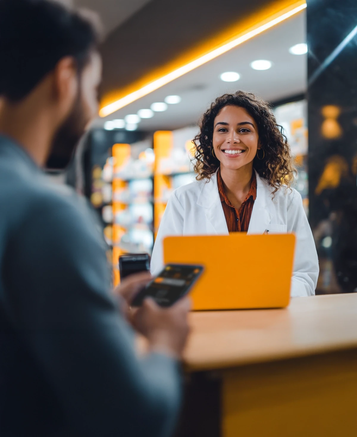 Mujer integra API Sale de Payphone en su CRM para que le sistema envíe automáticamente el cobro a los clientes.