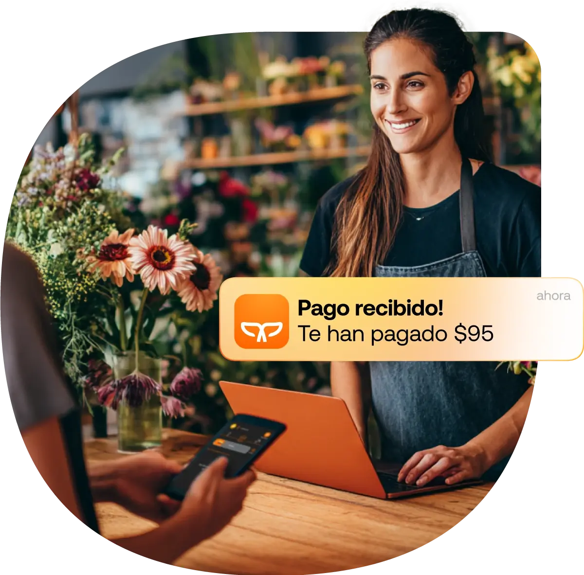 Emprendedora en su negocio de flores cobra a su cliente a través del API Sale de Payphone.