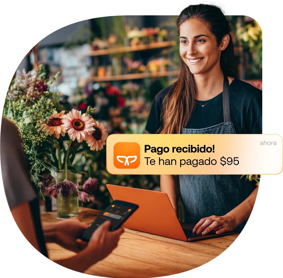Emprendedora en su negocio de flores cobra a su cliente a través del API Sale de Payphone.