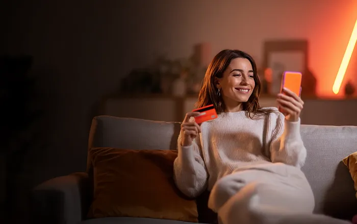 Mujer utiliza Mastercard Payphone para comprar a través de una applicación y hacer uso de la promoción.