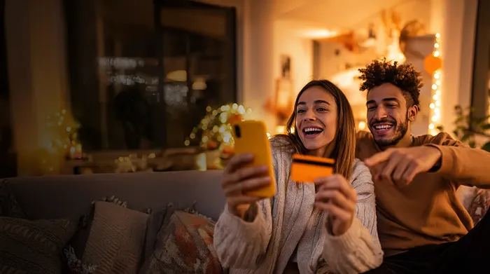 Pareja utiliza Mastercard Payphone para comprar a través de una applicación y hacer uso de la promoción.