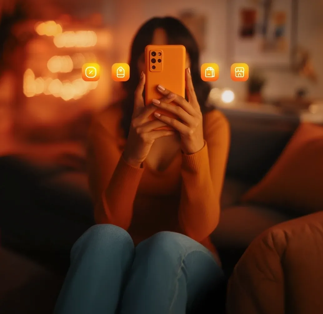 Mujer sostiene su celular donde puede ver todas las promociones de Payphone.