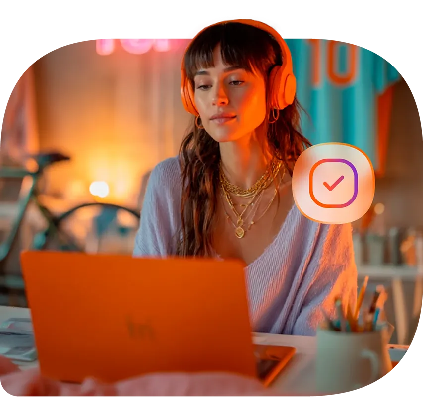 Mujer se encuentra con su laptop mientras Payphone valida su modelo de negocio.