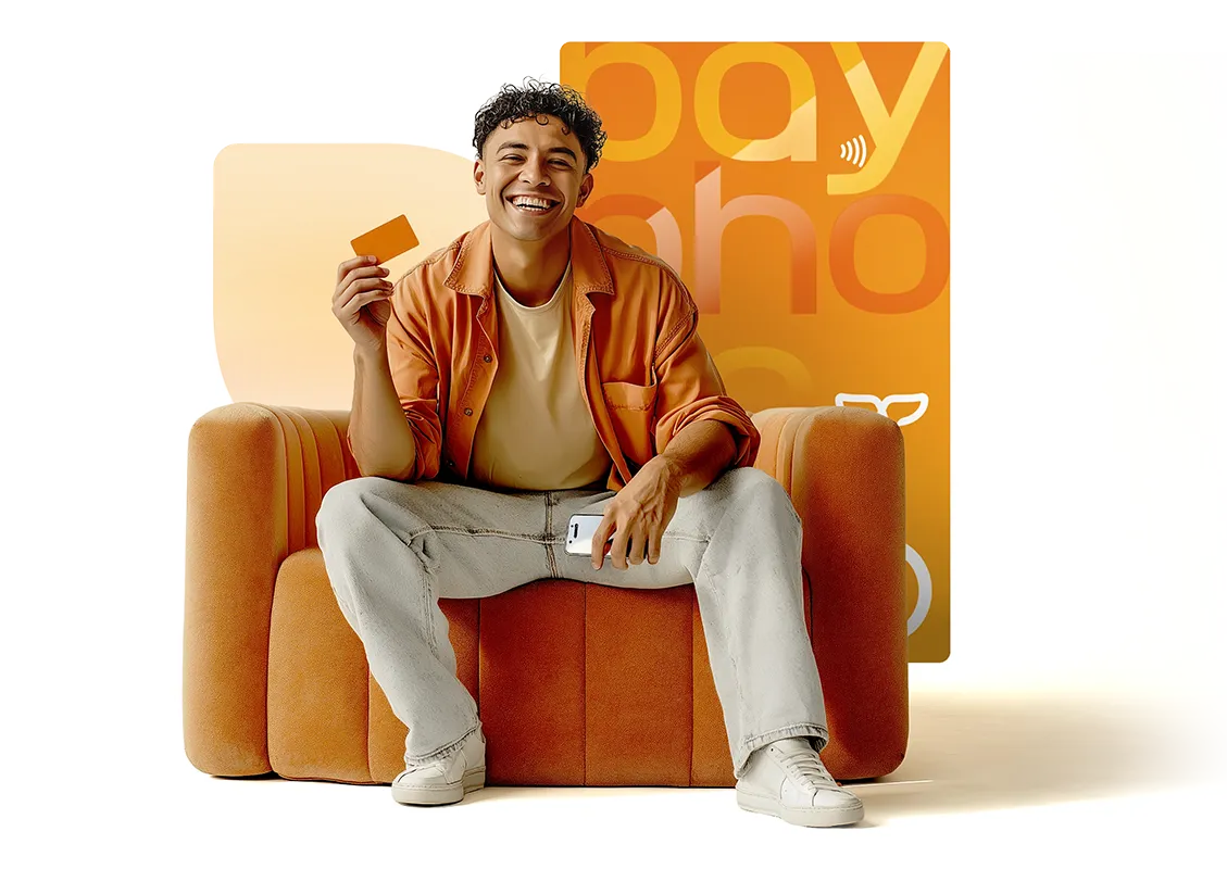 Hombre sonrie mientras sostiene su Mastercard Payphone.