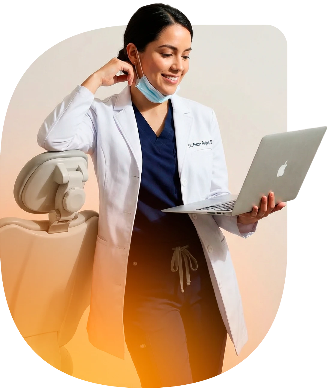 Doctora sostiene laptop en la mano.