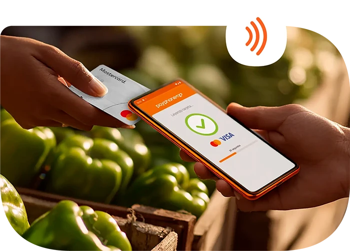 Celular Android recibiendo un pago con tecnología Tap to Phone.
