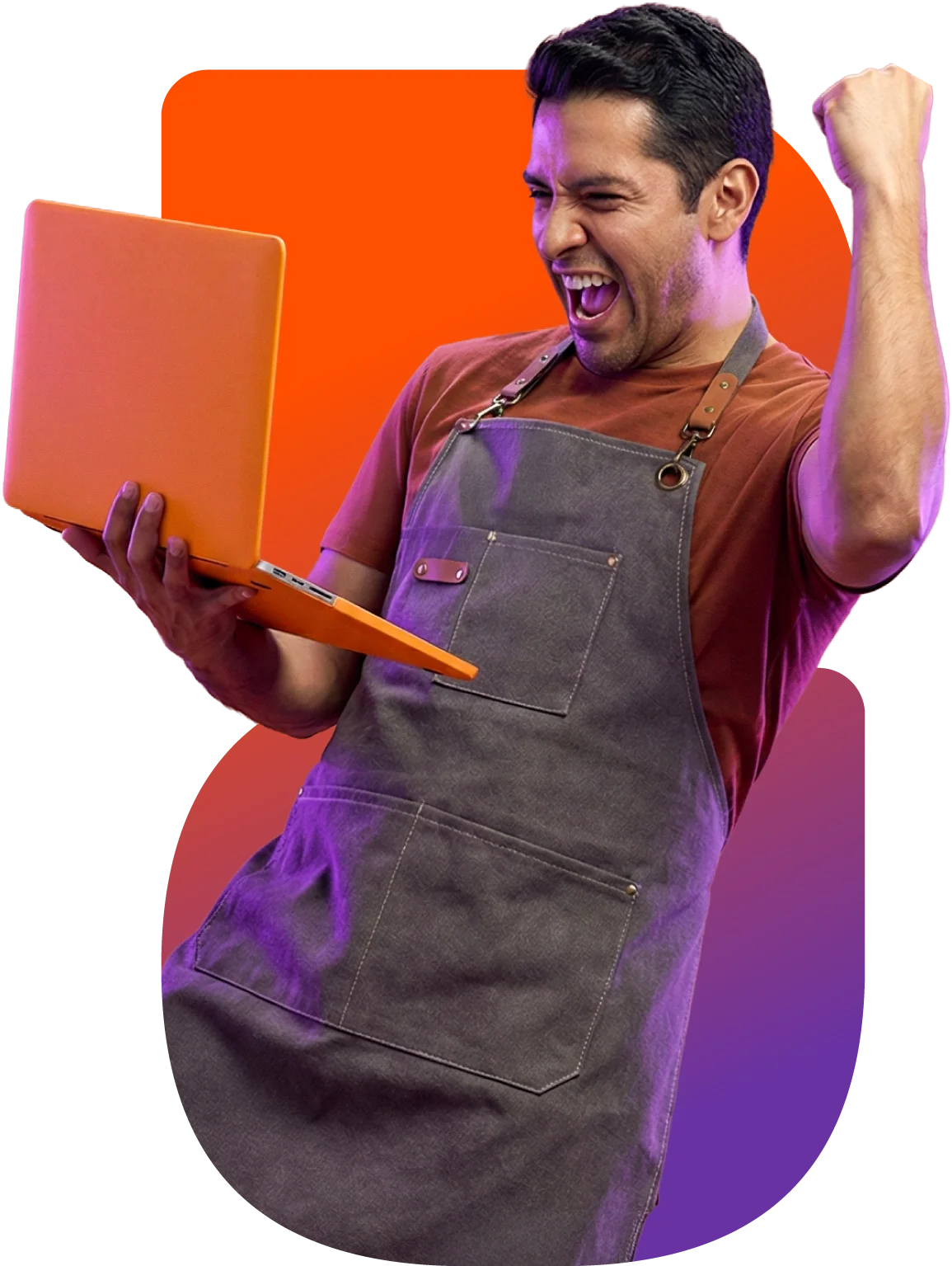 Emprendedor celebrando frente a su laptop en su negocio.