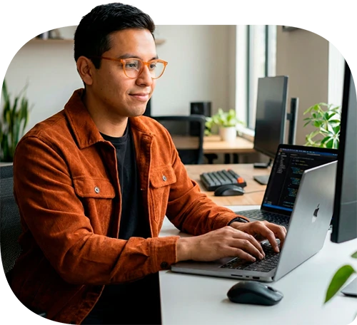 Emprendedor gestionando su negocio desde una laptop.