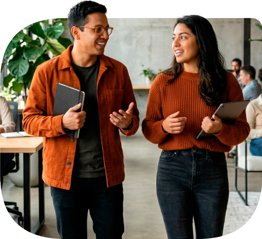 Dos personas conversando en una oficina mientras uno invita a la otra a sumarse a su equipo de trabajo.