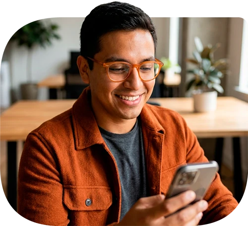 Emprendedor usando su celular para gestionar cobros digitales en su negocio.