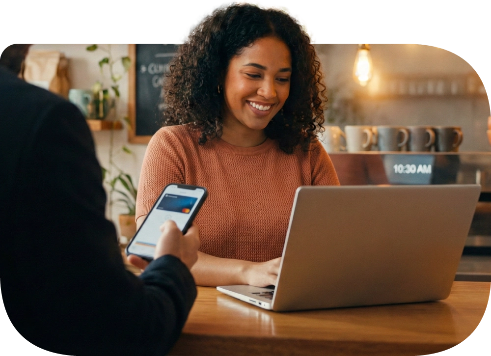 Dueña de tienda online gestionando sus cobros desde su laptop.