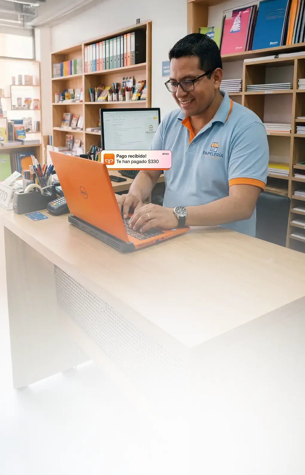 Dueño de papelería recibe pago usando Payphone Business en Ecuador.