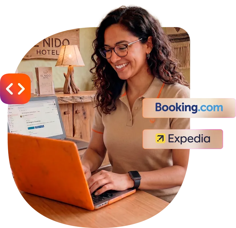 Administradora de hotel gestionando cobros de Booking y Expedia desde su laptop con el API Rentals.