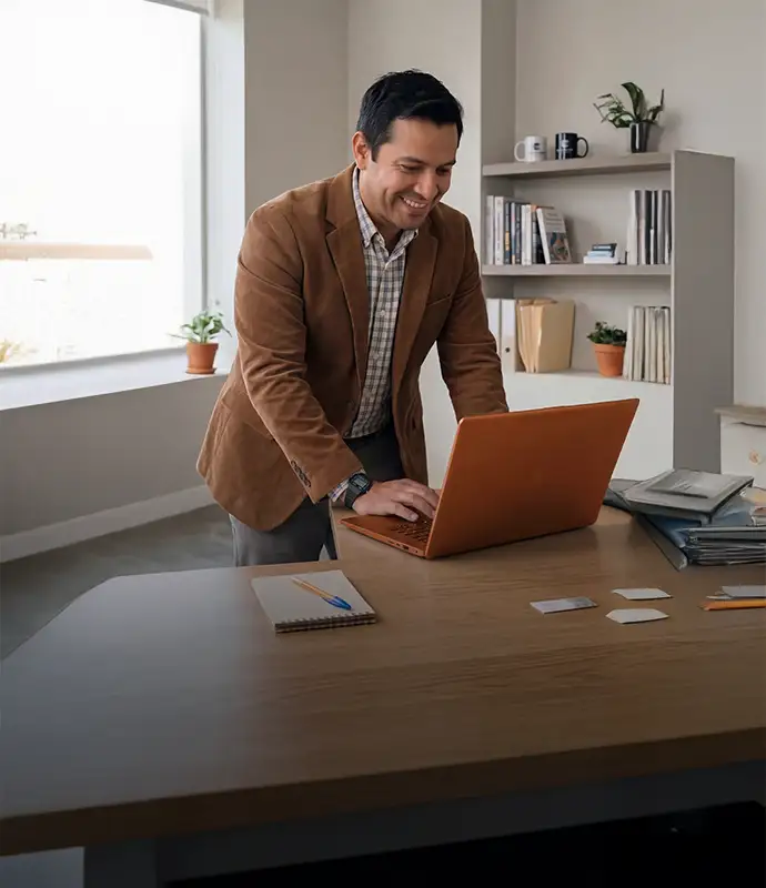 Gestor hotelero administrando cobros de VCC desde su PMS integrado con API Rentals.