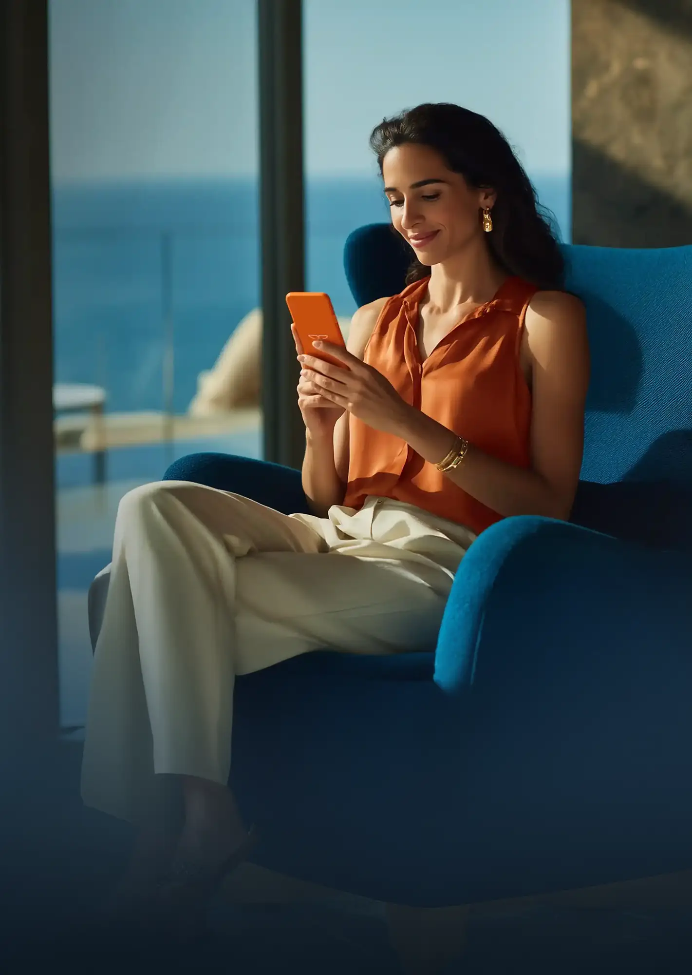 Mujer usando app Payphone para cobrar con tarjeta, incluyendo Diners y Discover.