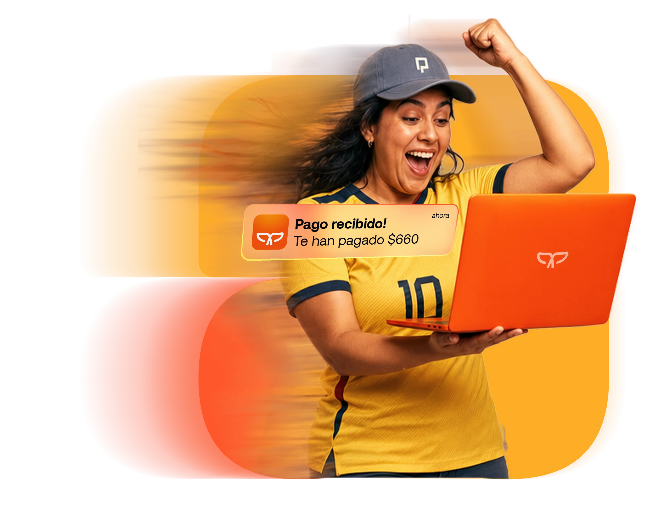 Mujer con camiseta de fútbol de la selección de Ecuador celebrando por haber recibido un pago a través de plataforma de cobros Payphone.
