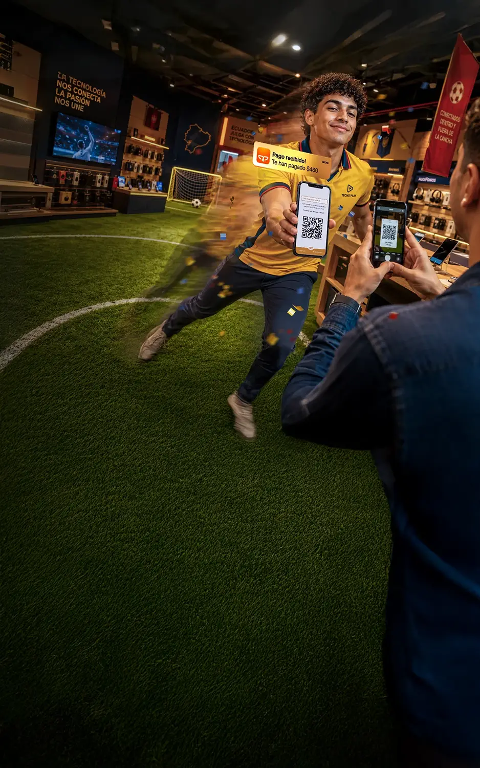 Vendedor cobrando a un cliente con código QR Payphone desde su celular en tienda de tecnología con temática de fútbol