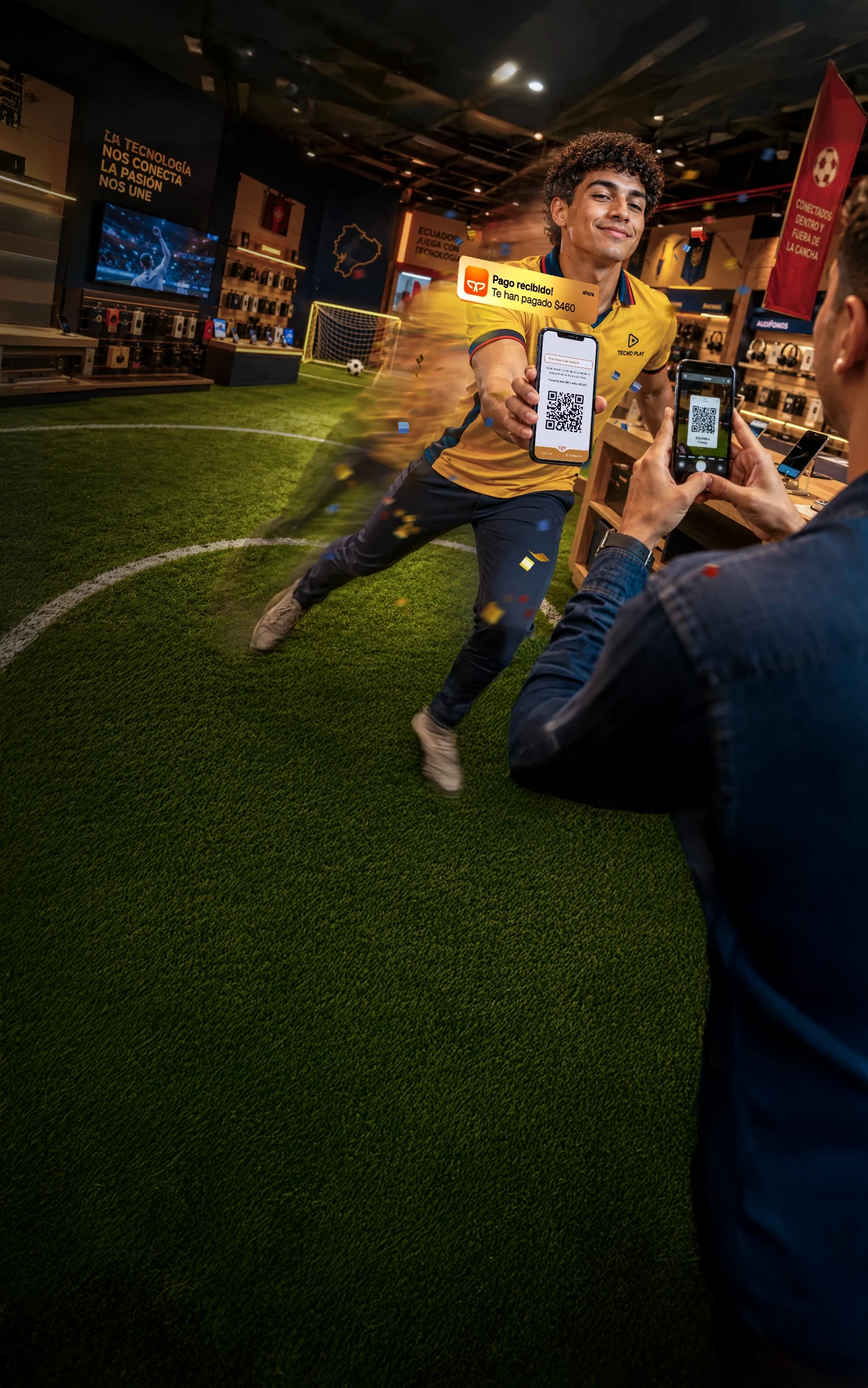 Vendedor cobrando a un cliente con código QR Payphone desde su celular en tienda de tecnología con temática de fútbol
