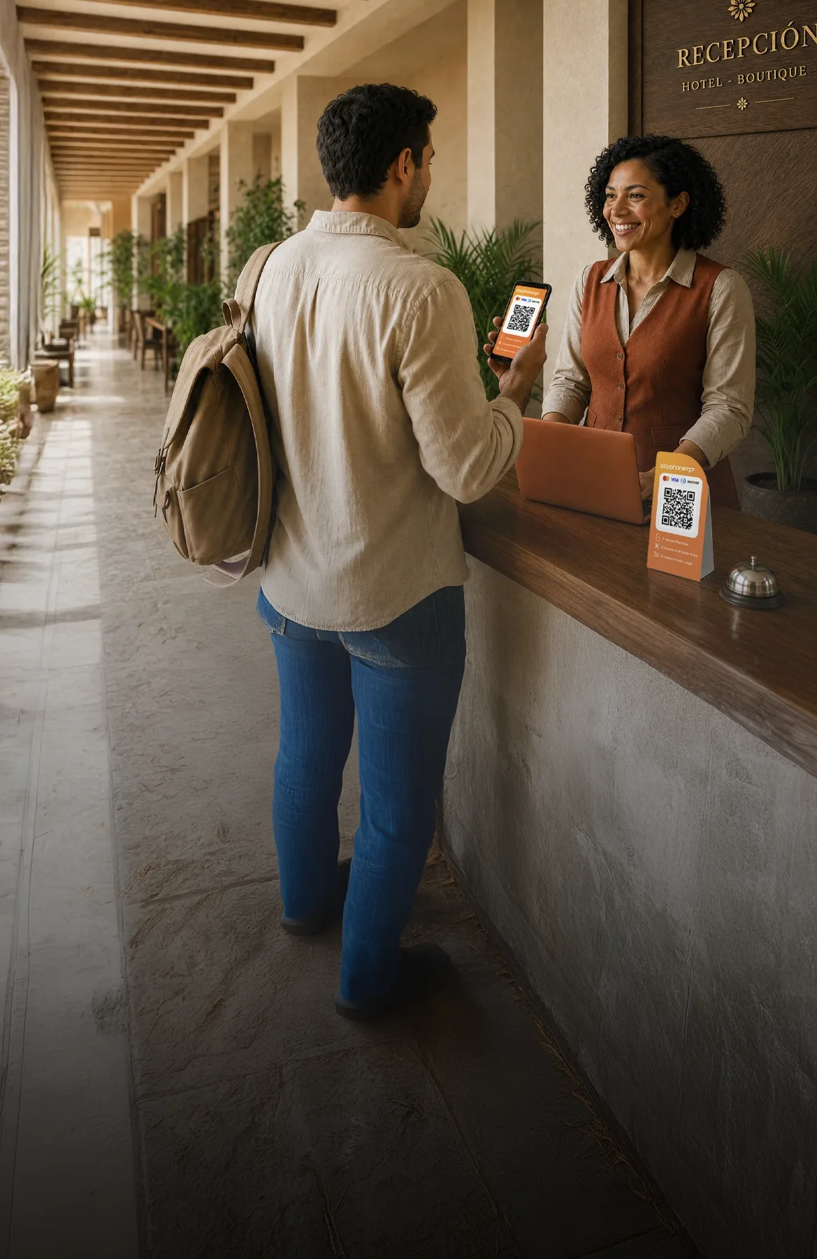 Hombre pagando con código QR de Payphone en la recepción de un hotel boutique.