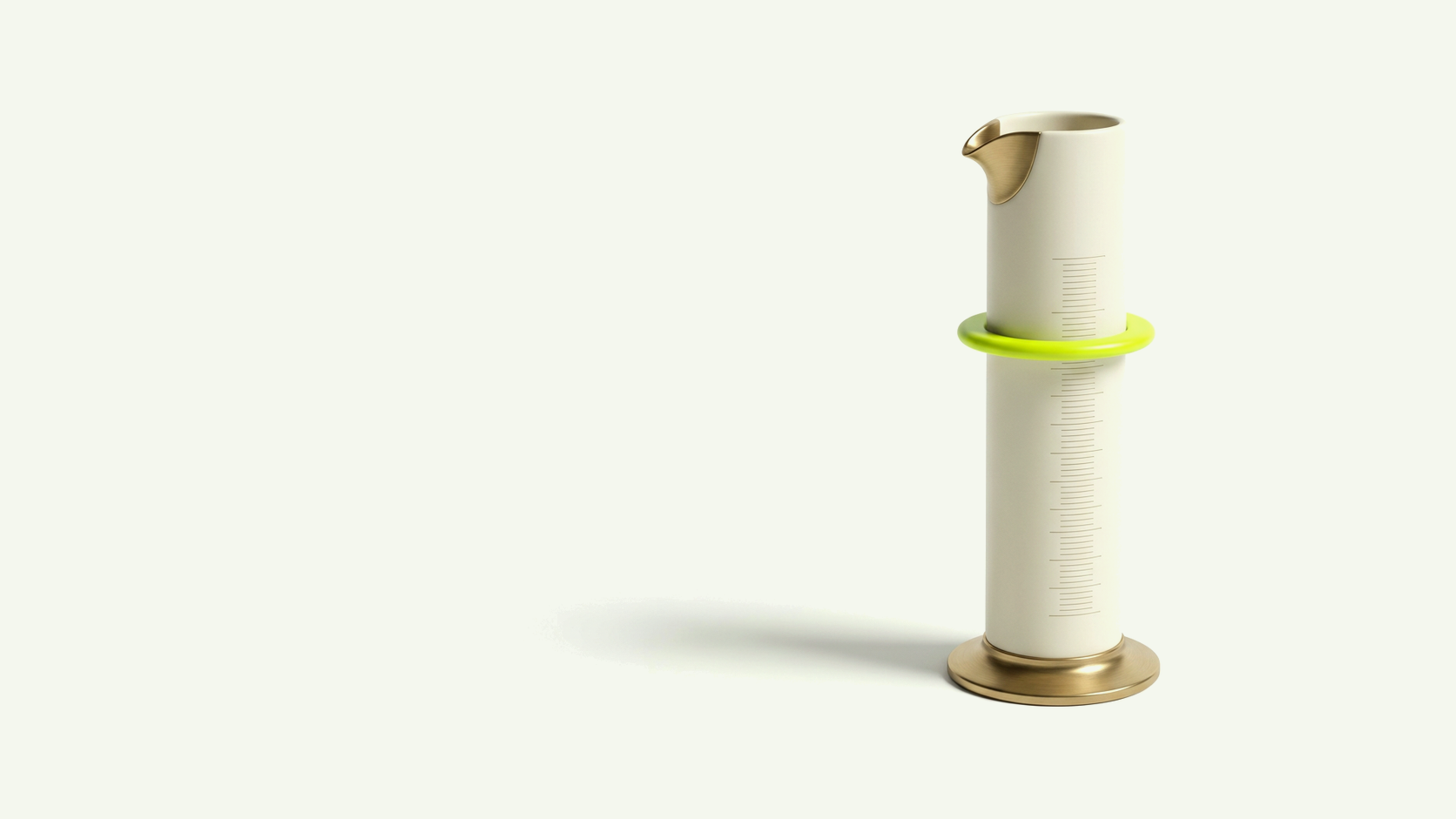 Un verre doseur gradué avec une bague verte qui marque la limite à ne pas dépasser