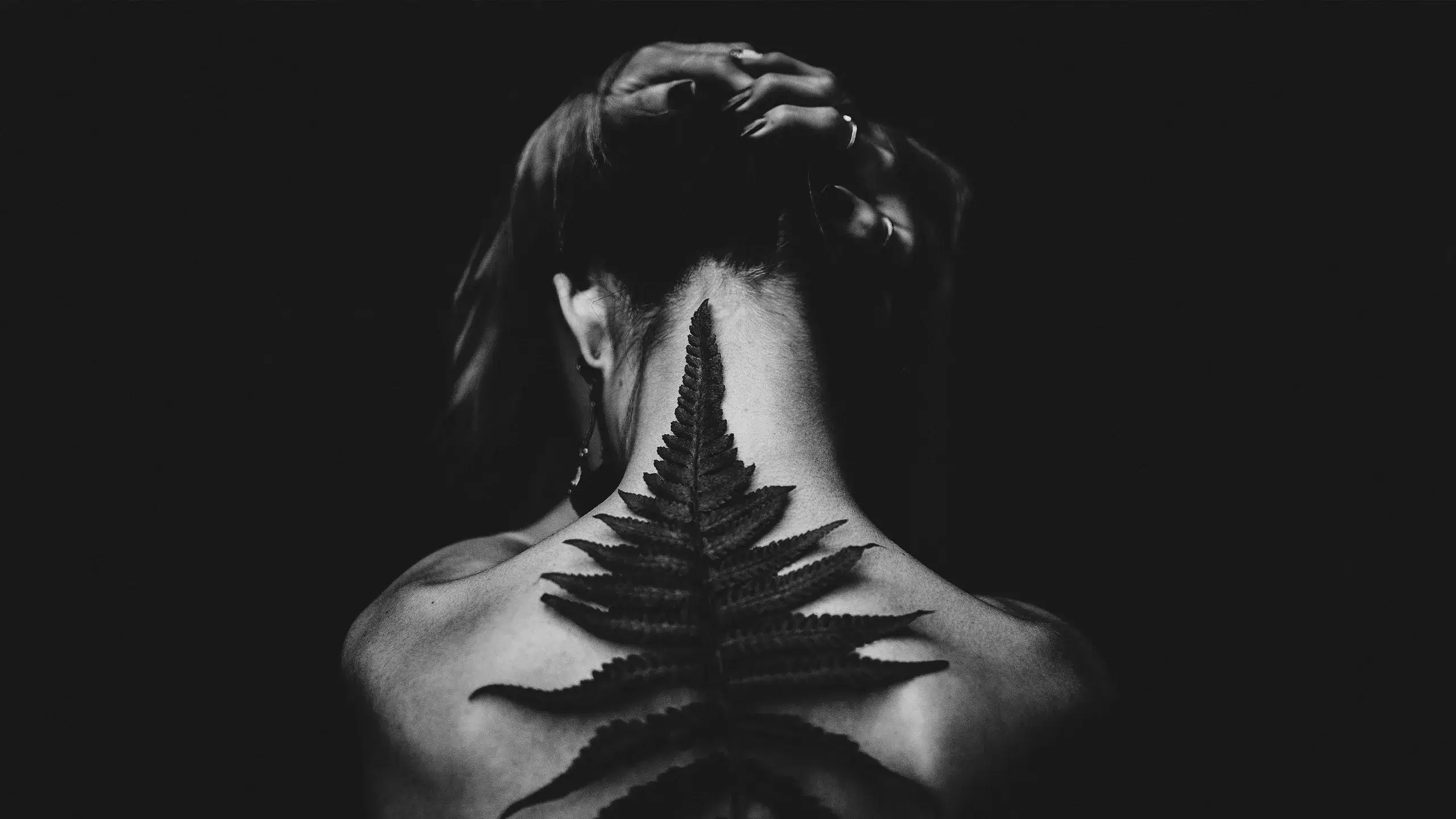 Femme Frame Focus: Bjelle's Unique Perspective on Monochrome Narratives