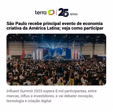 Grande público em auditório assistindo palco iluminado durante evento de economia criativa em São Paulo.