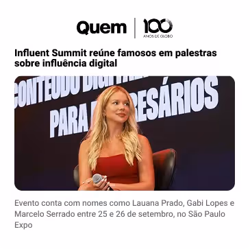 Mulher loira de vestido vermelho sentada em palco segurando microfone, cenário com texto sobre conteúdo digital para empresários.