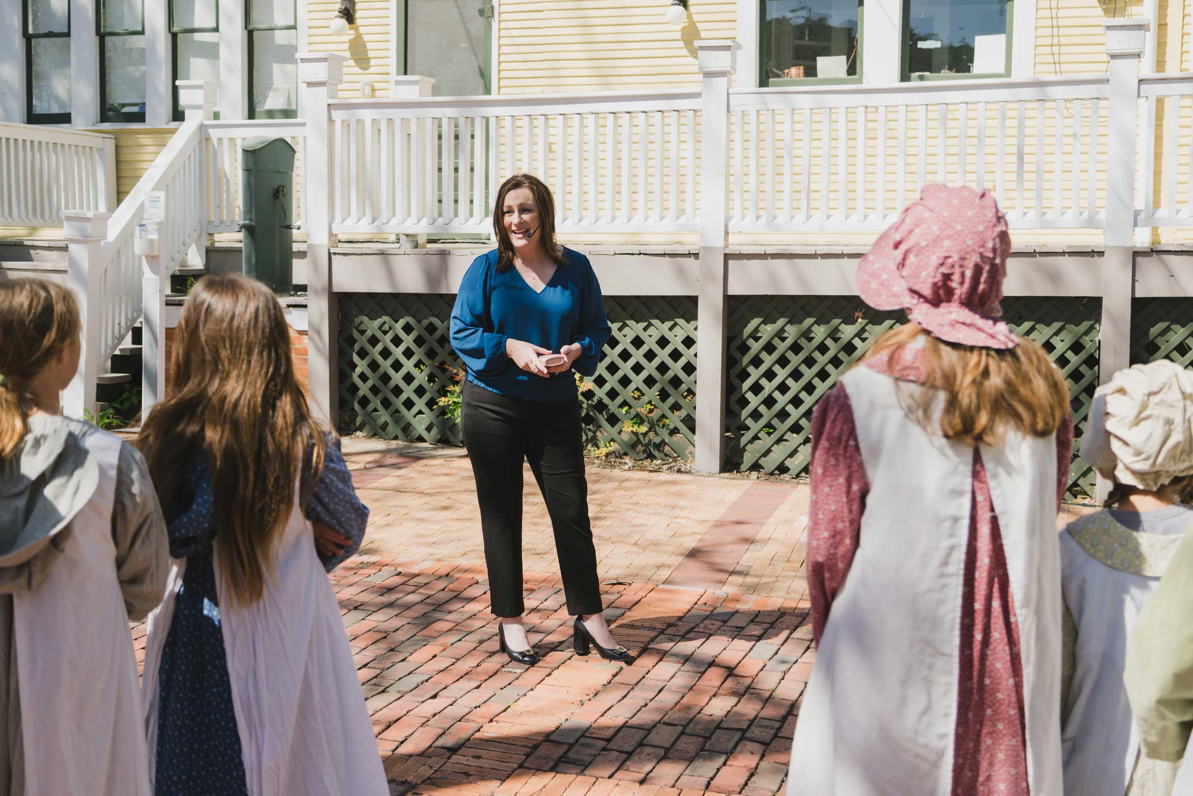 A tour guide speaks with a group of guests at Chestnut Square