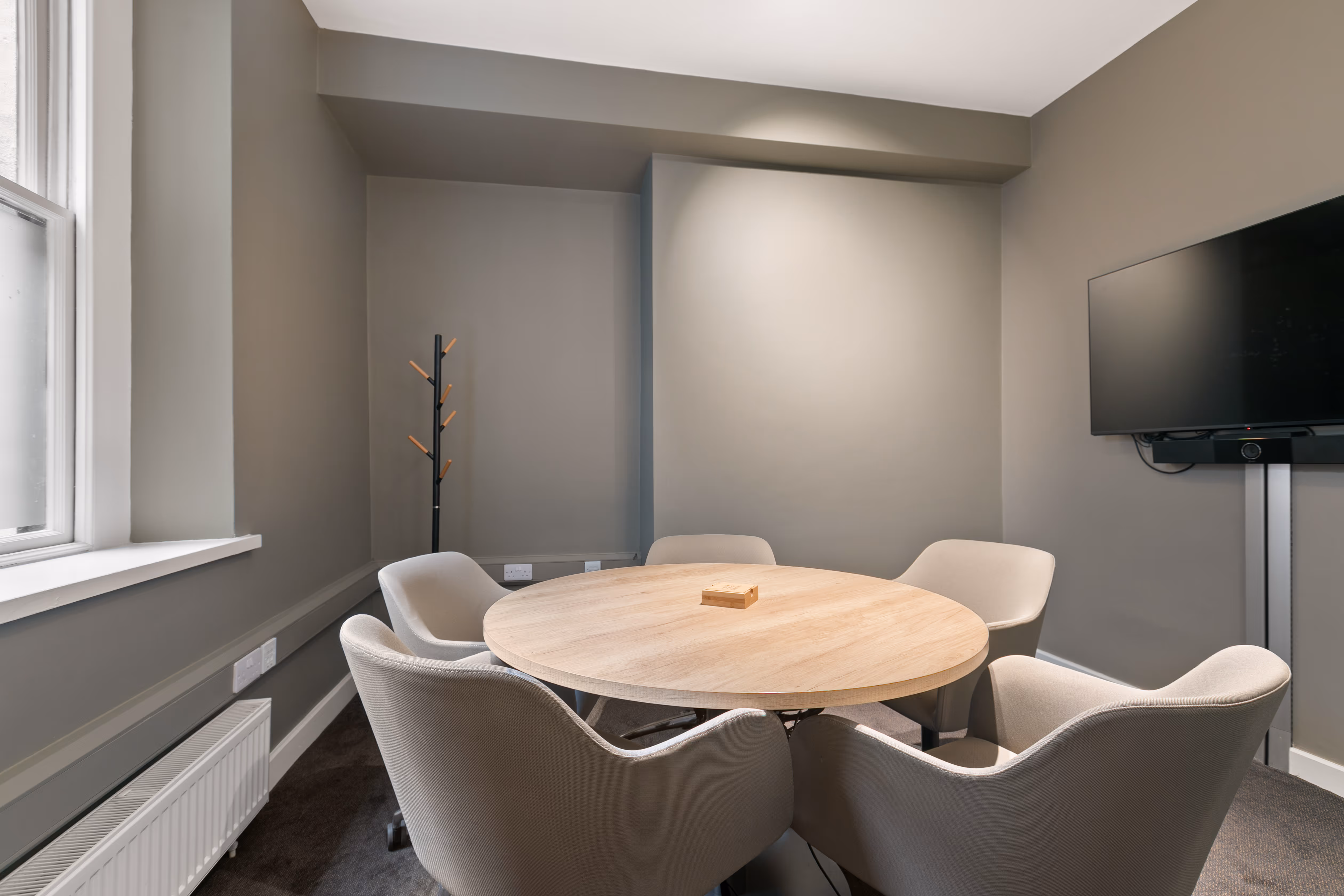 Client-ready meeting space at 6 Mount Street Upper