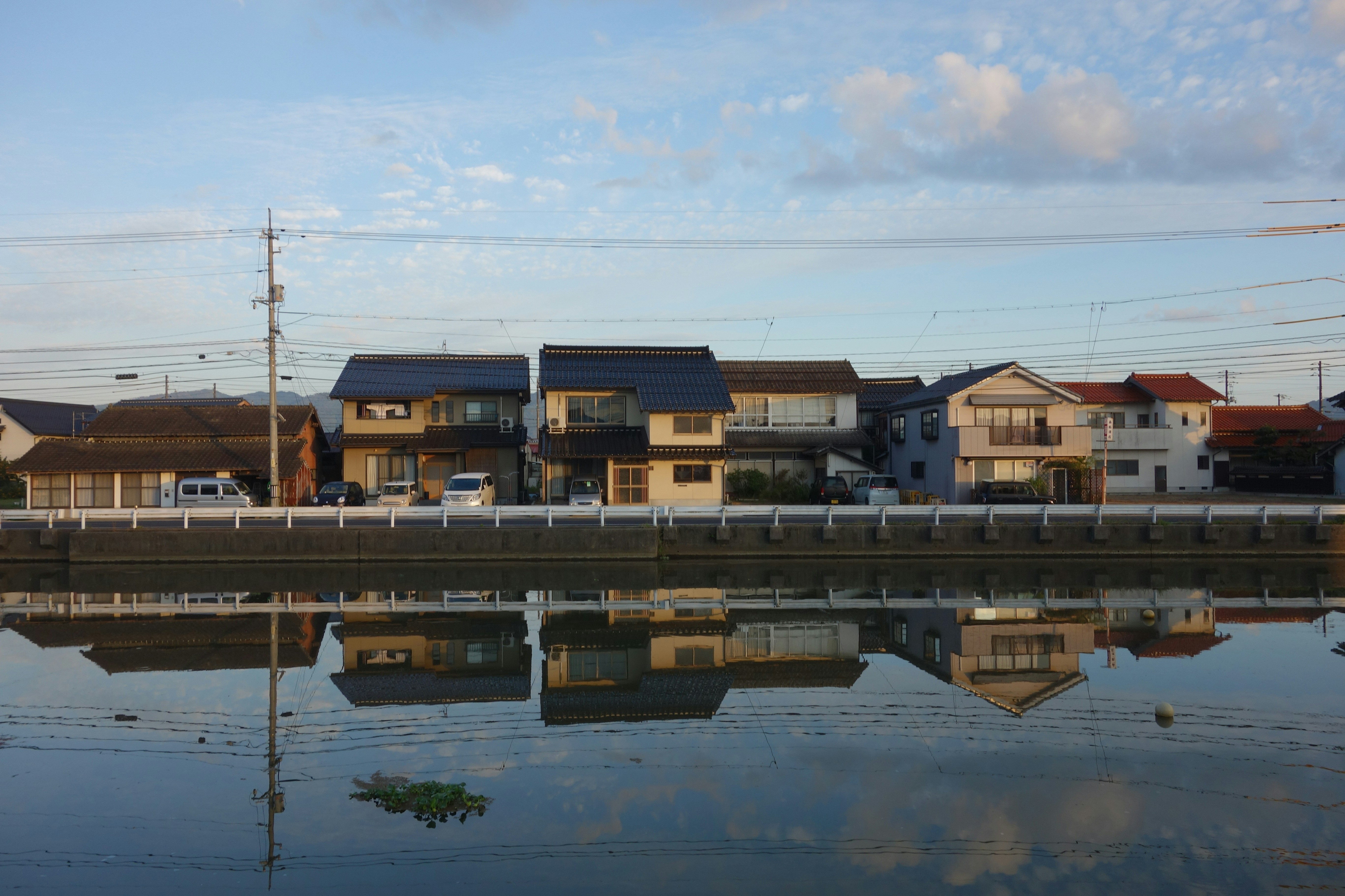 If you’ve ever dreamed of owning a home in Japan—maybe a quaint cottage in the mountains or a fixer-upper near a rice field—you’ve probably stumbled across something called an akiya. These are abandoned or vacant homes found throughout Japan, and in some cases, they’re being given away for free.