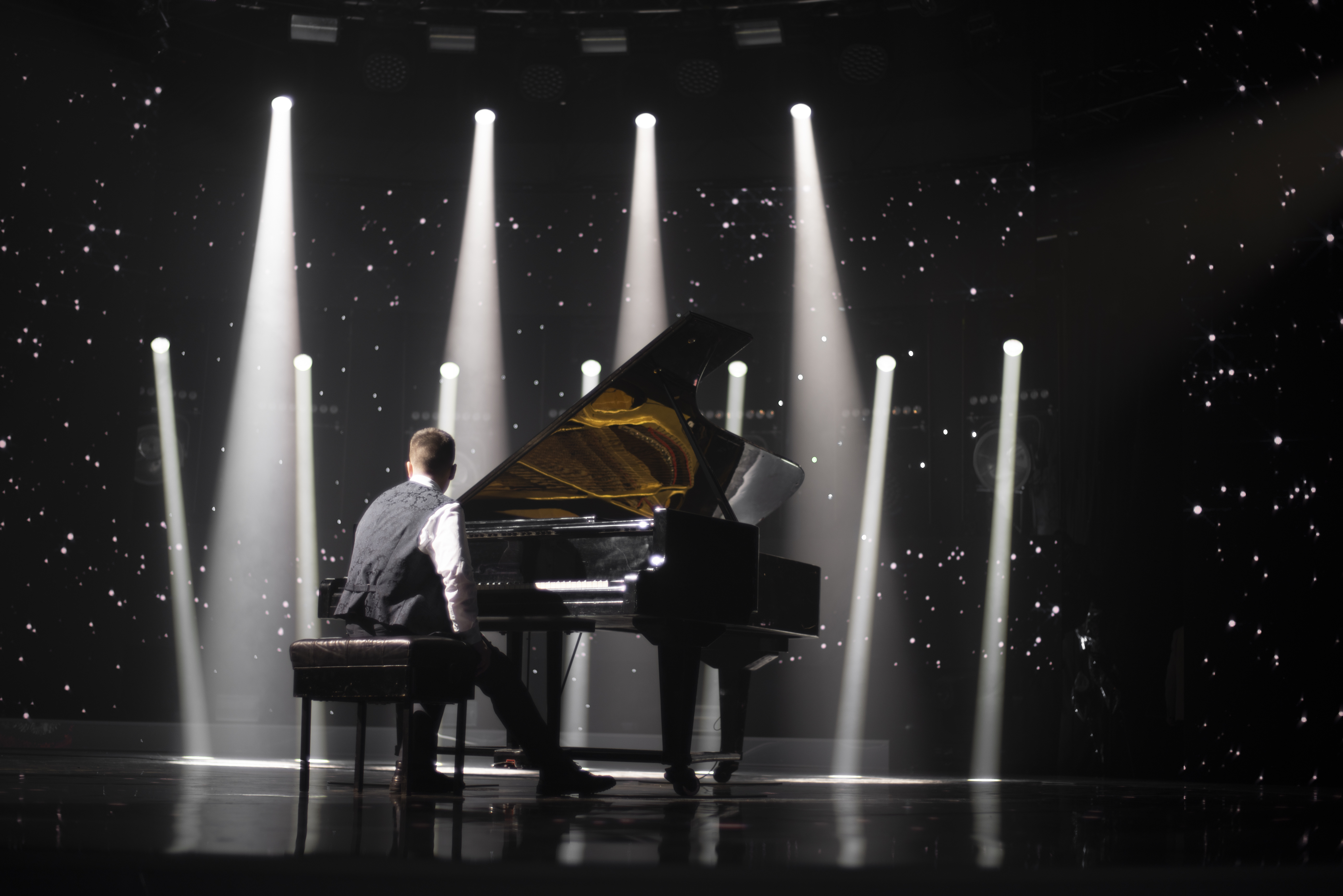 String quartet with elegant grand piano