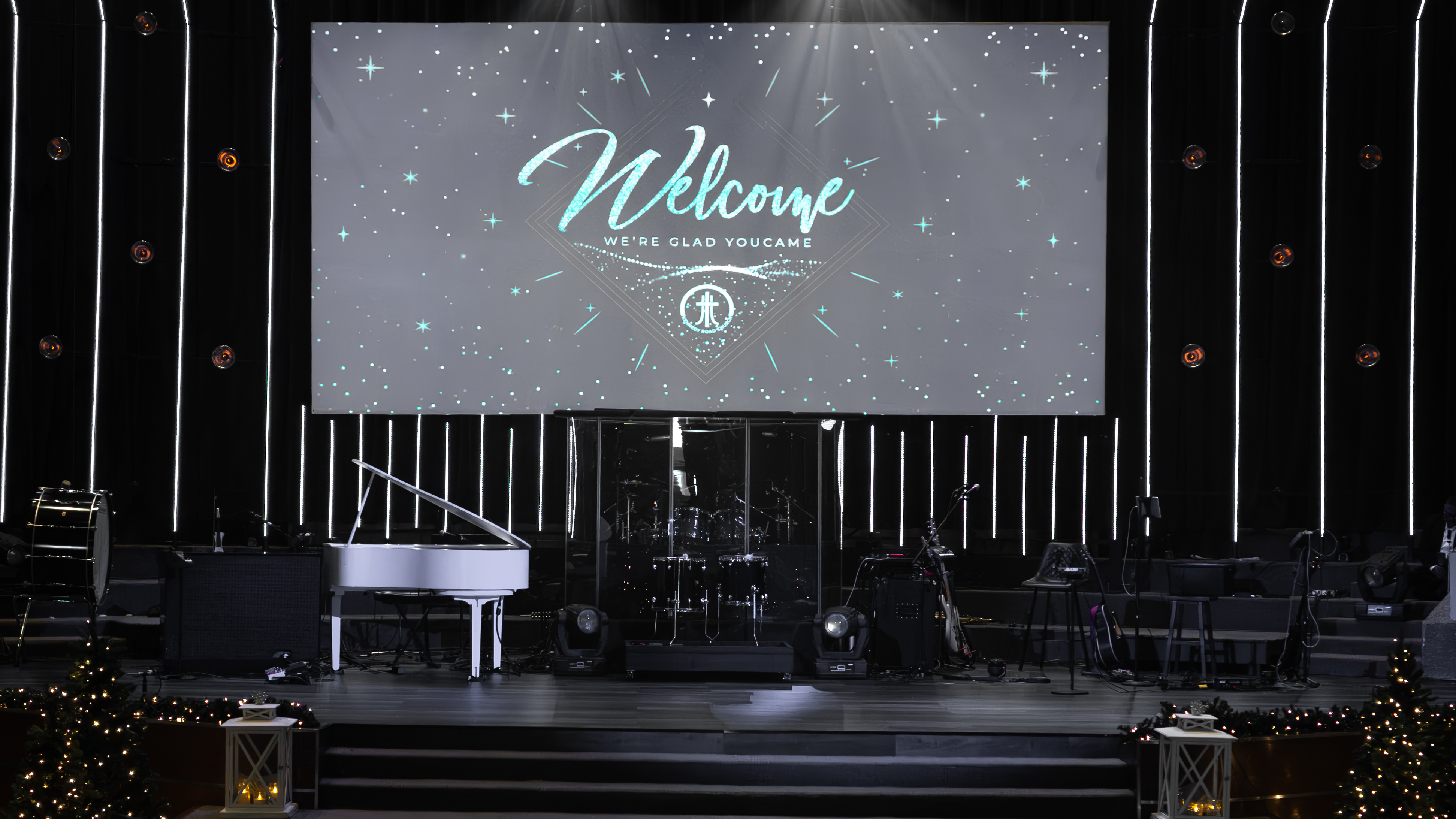 White piano shell at elegant Toronto wedding