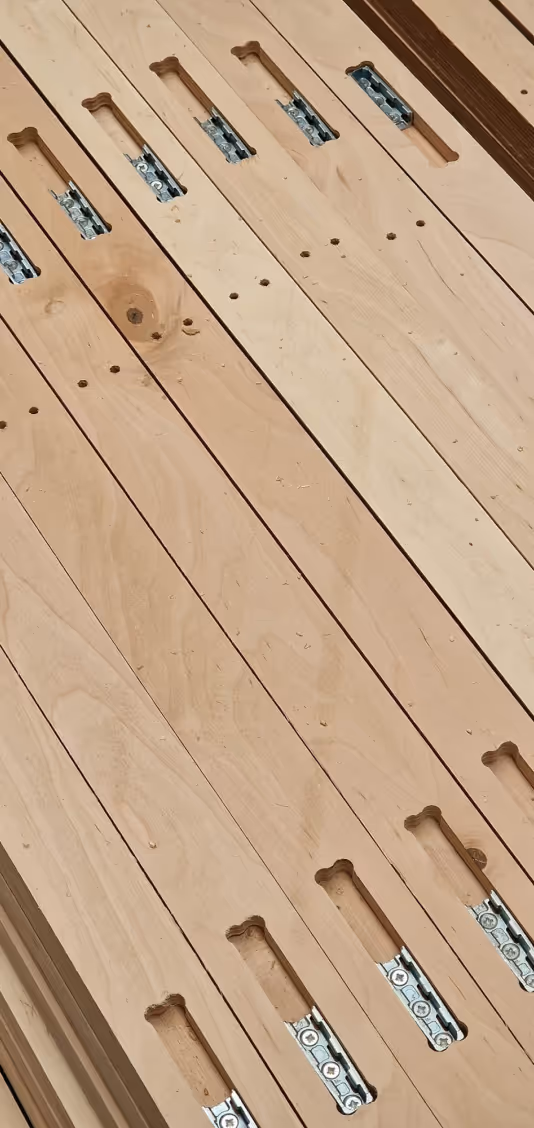 Nachhaltige Holzpaneele, die bei der Herstellung von Persy-Kabinen verwendet werden und eine umweltfreundliche Bürogestaltung unterstützen