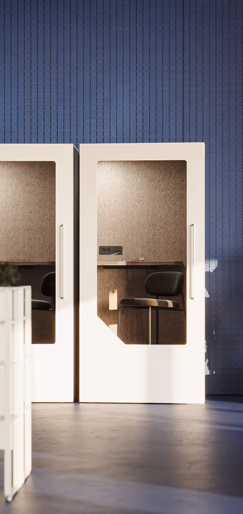 Zwei Persy-Kabinen in einem modernen Büroraum für private Anrufe und konzentriertes Arbeiten