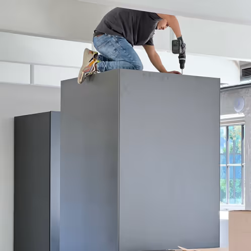 Techniker, der während der Installation eine Persy Booth zusammenbaut