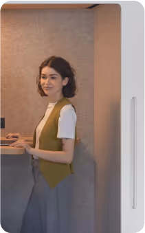 Person, die eine Schallschutzkapsel von Persy Booth benutzt