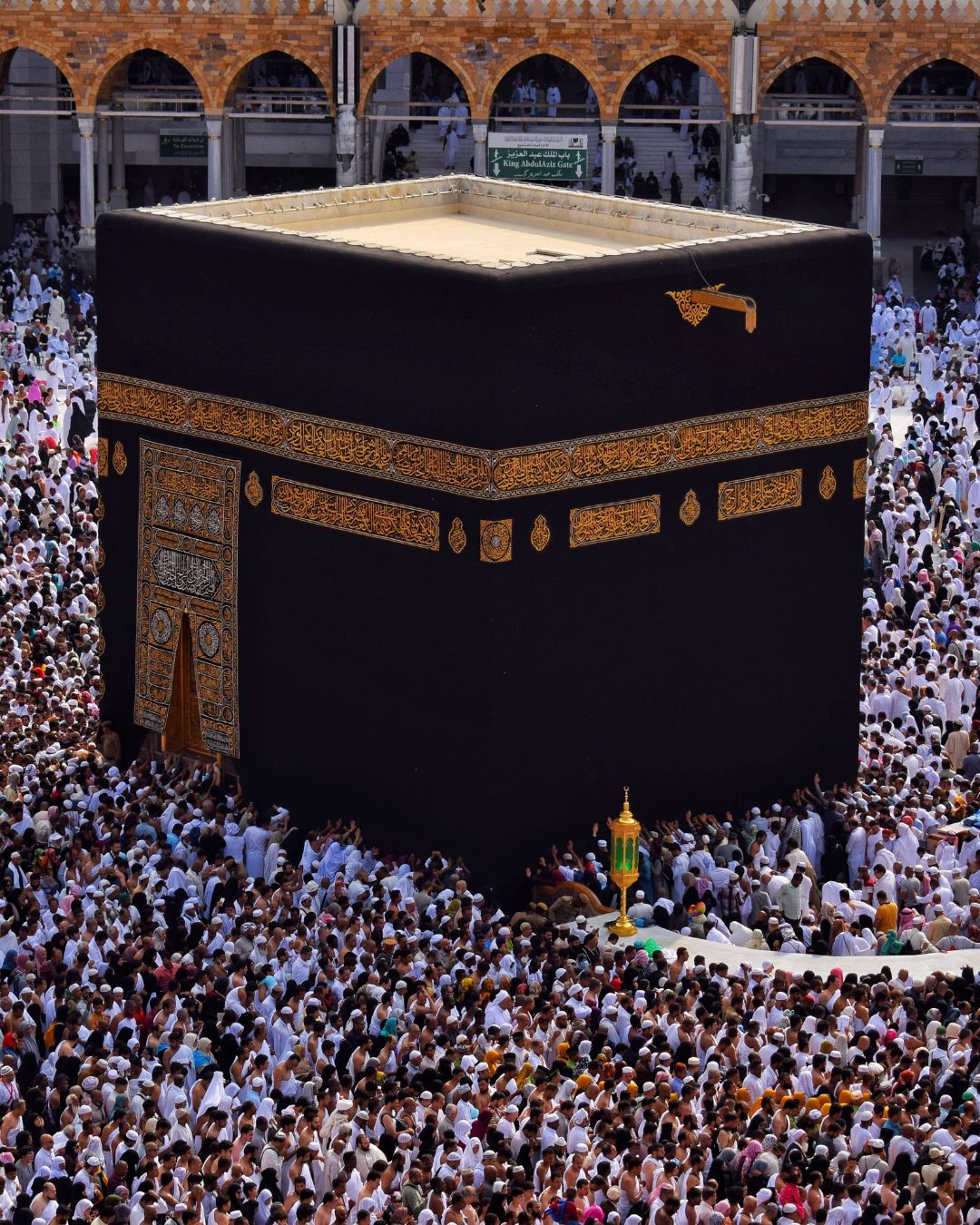 Foto Ka'bah dengan jamaah