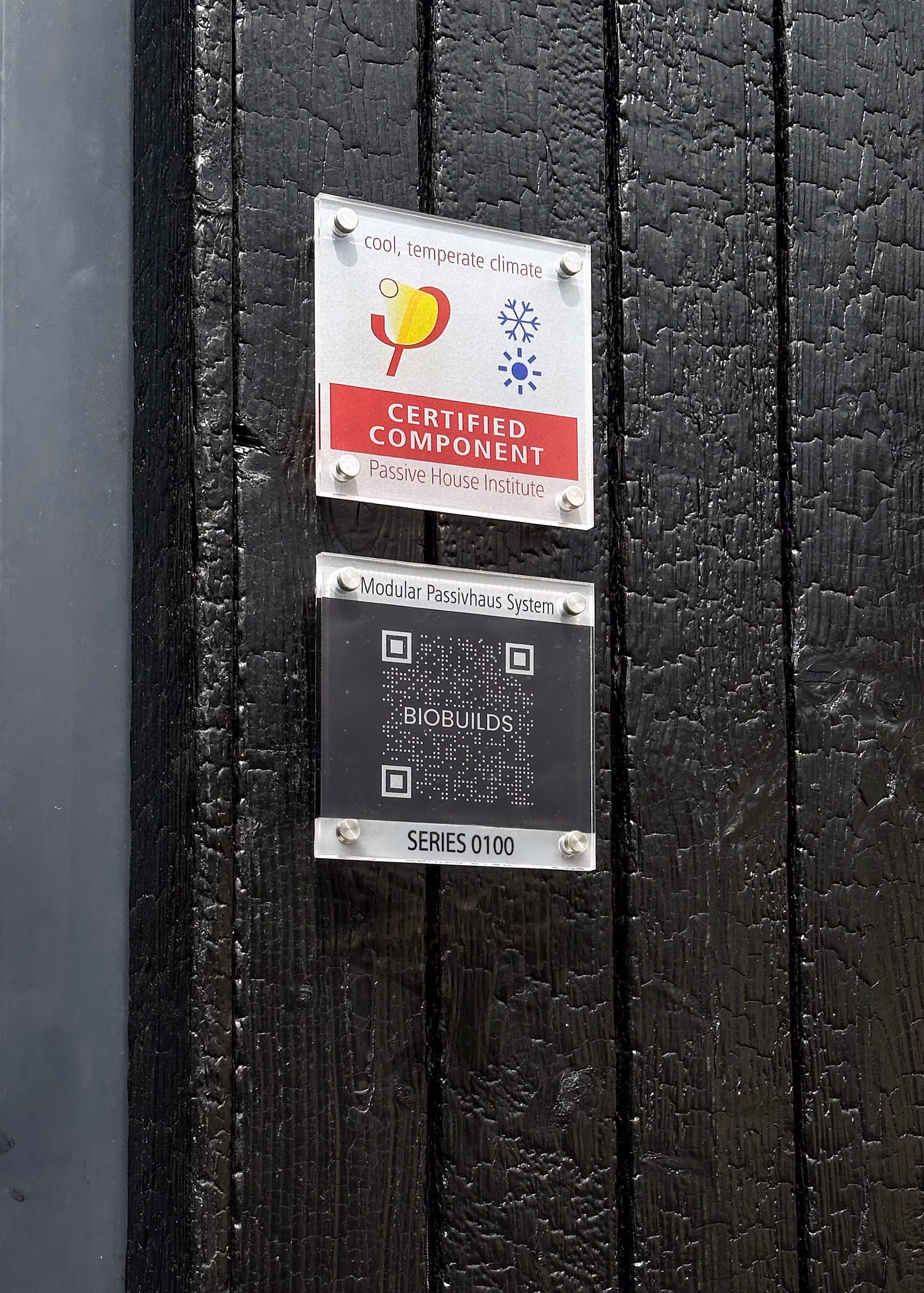 Casă modernă Passivhaus cu ferestre mari, design eficient energetic