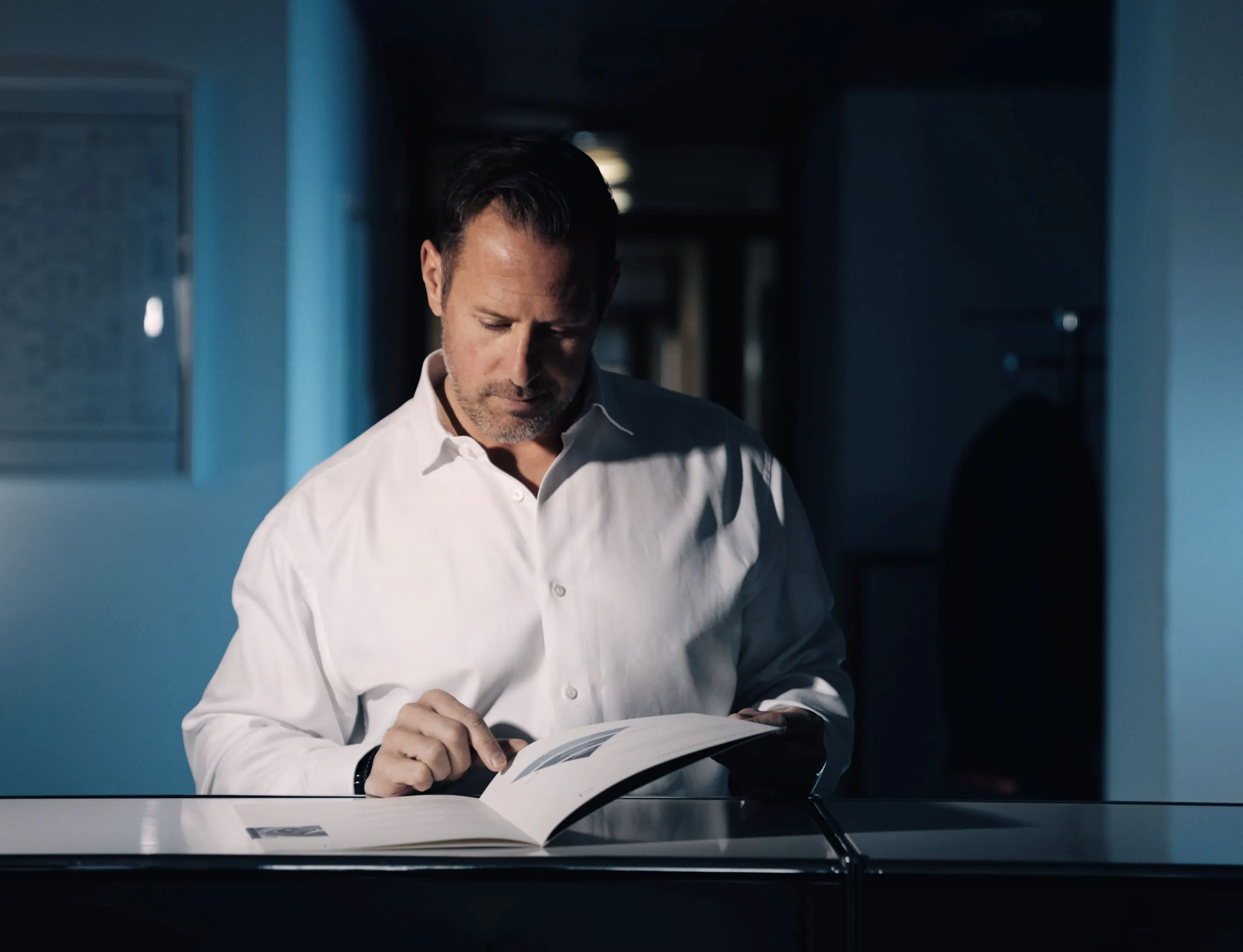 Philipp Kuster und M&A Berater beim erfolgreichen Verkauf der Alpha Finanzplanung AG