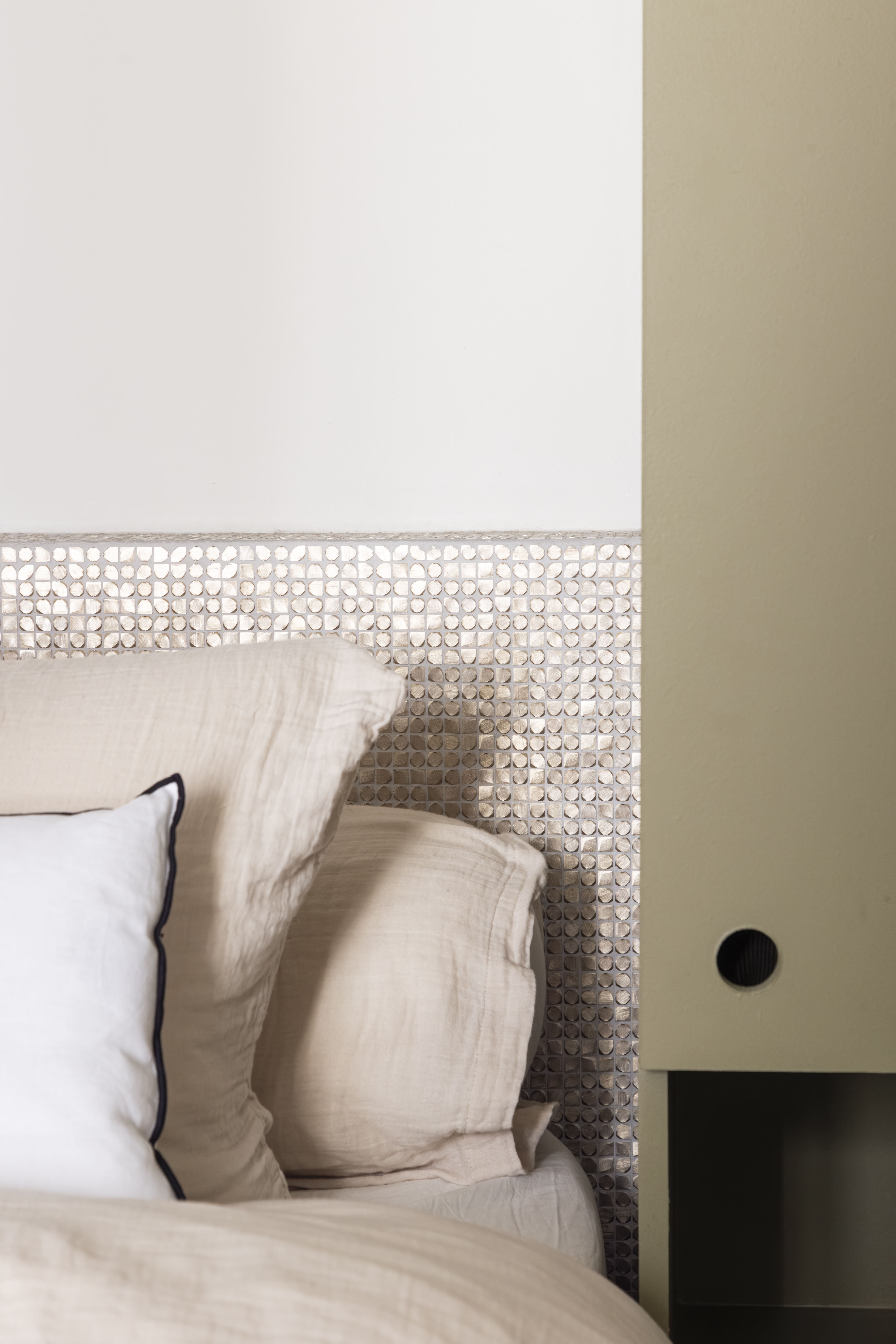 Tête de lit sur mesure avec mosaïque murale et linge de lit en lin naturel