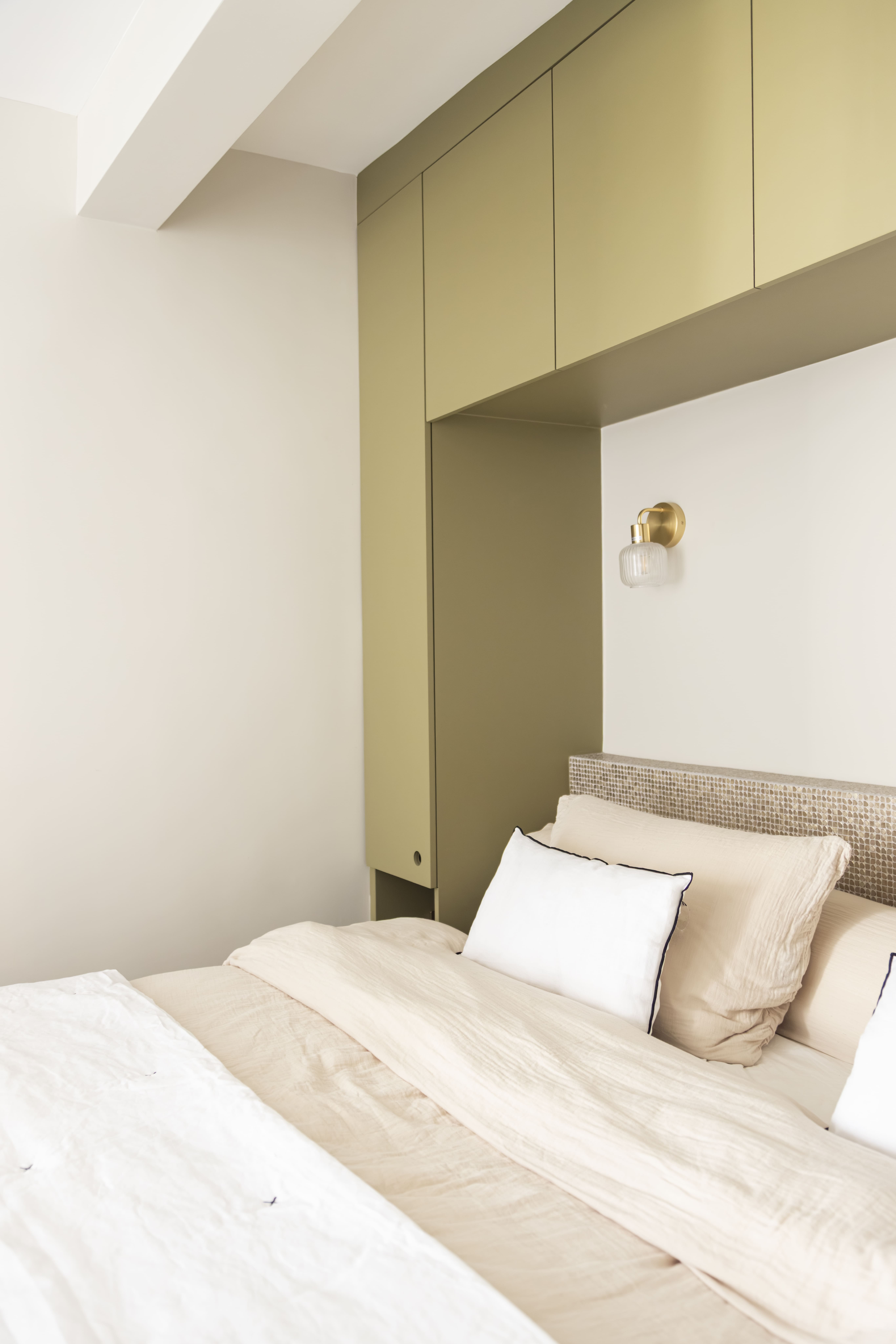 Chambre rénovée avec rangements sur mesure et teintes vert sauge