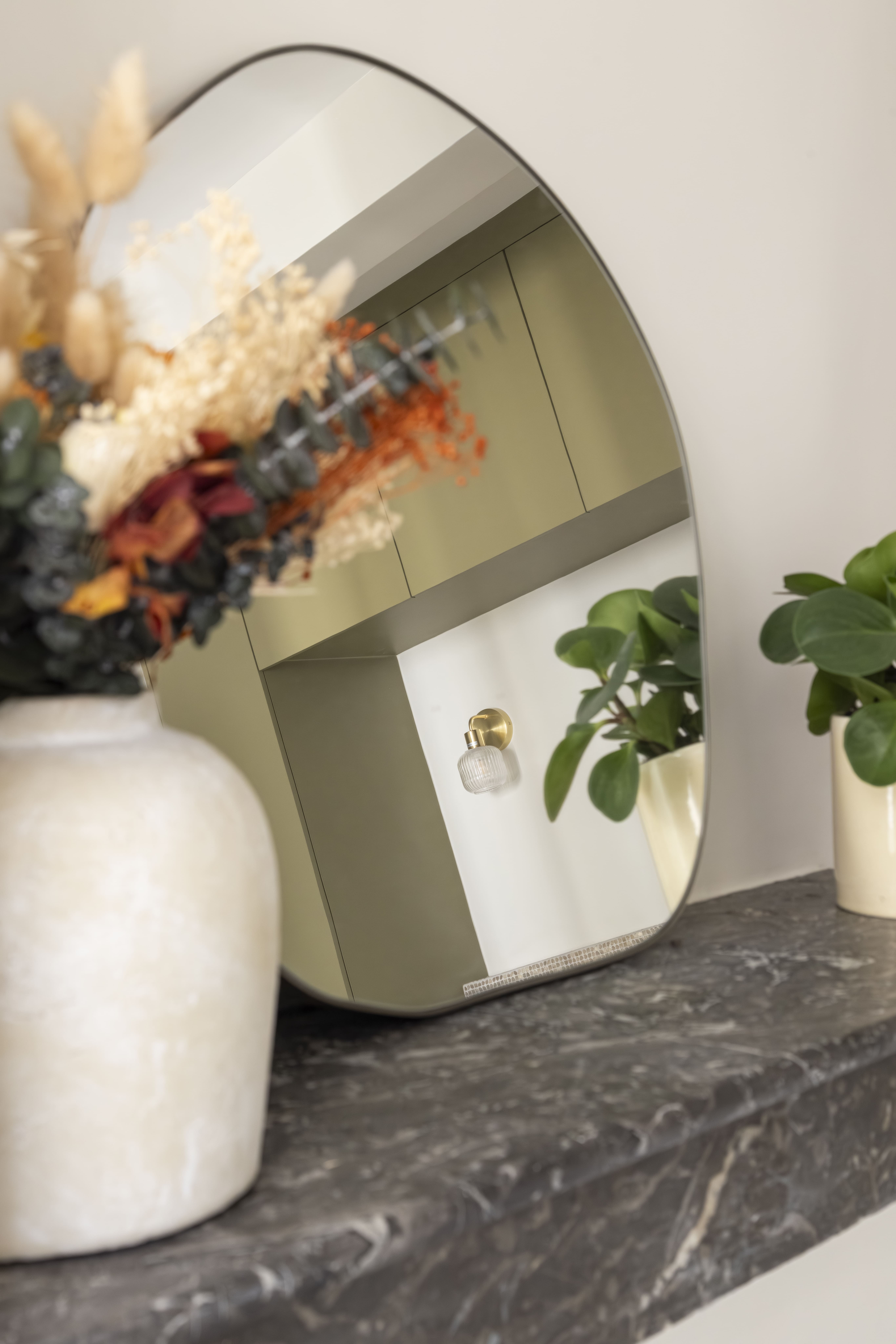 miroir sur une cheminée rénovée, ambiance douce et tons minéraux