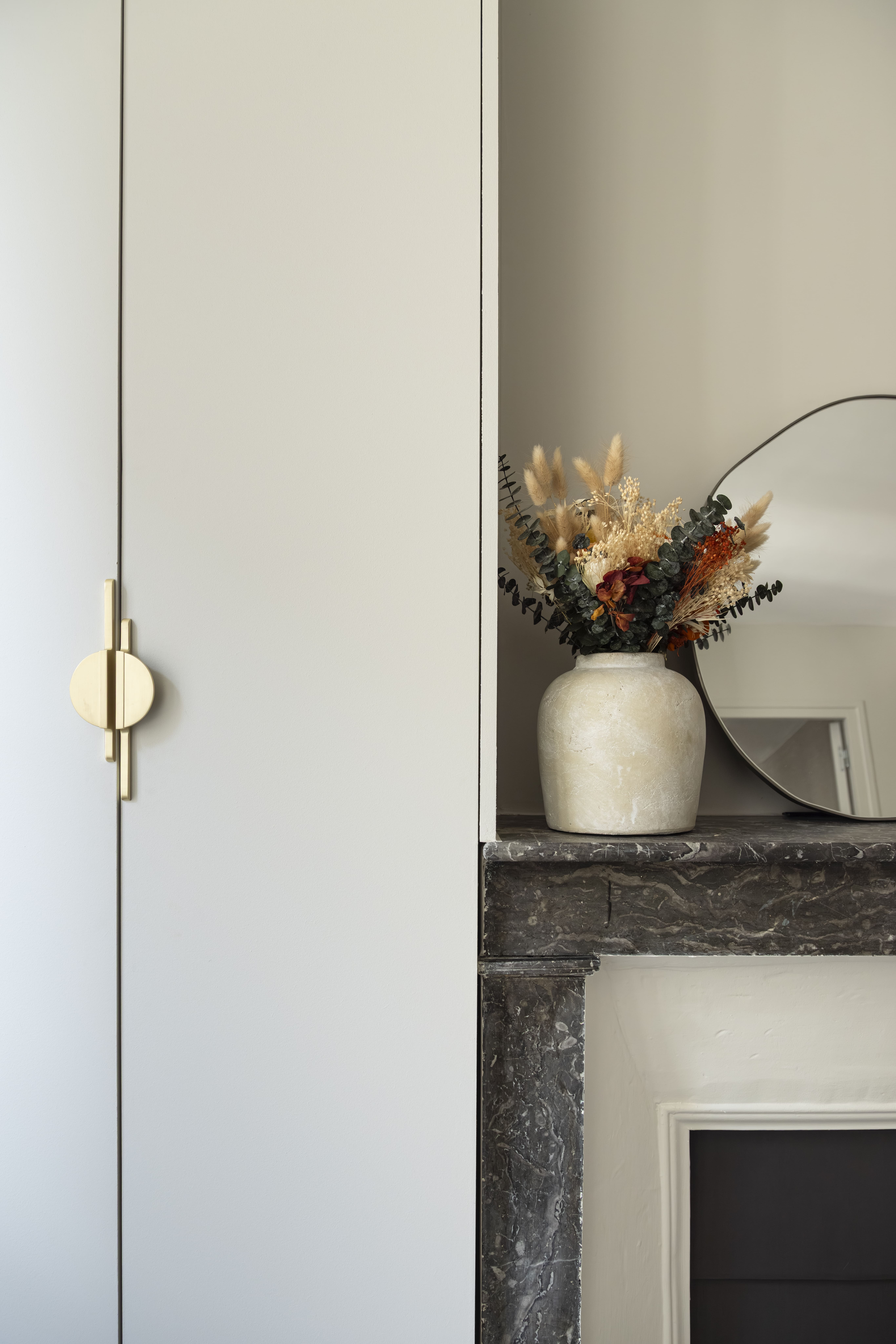 Chambre rénovée à Paris avec cheminée en marbre, rangement sur mesure et miroir décoratif