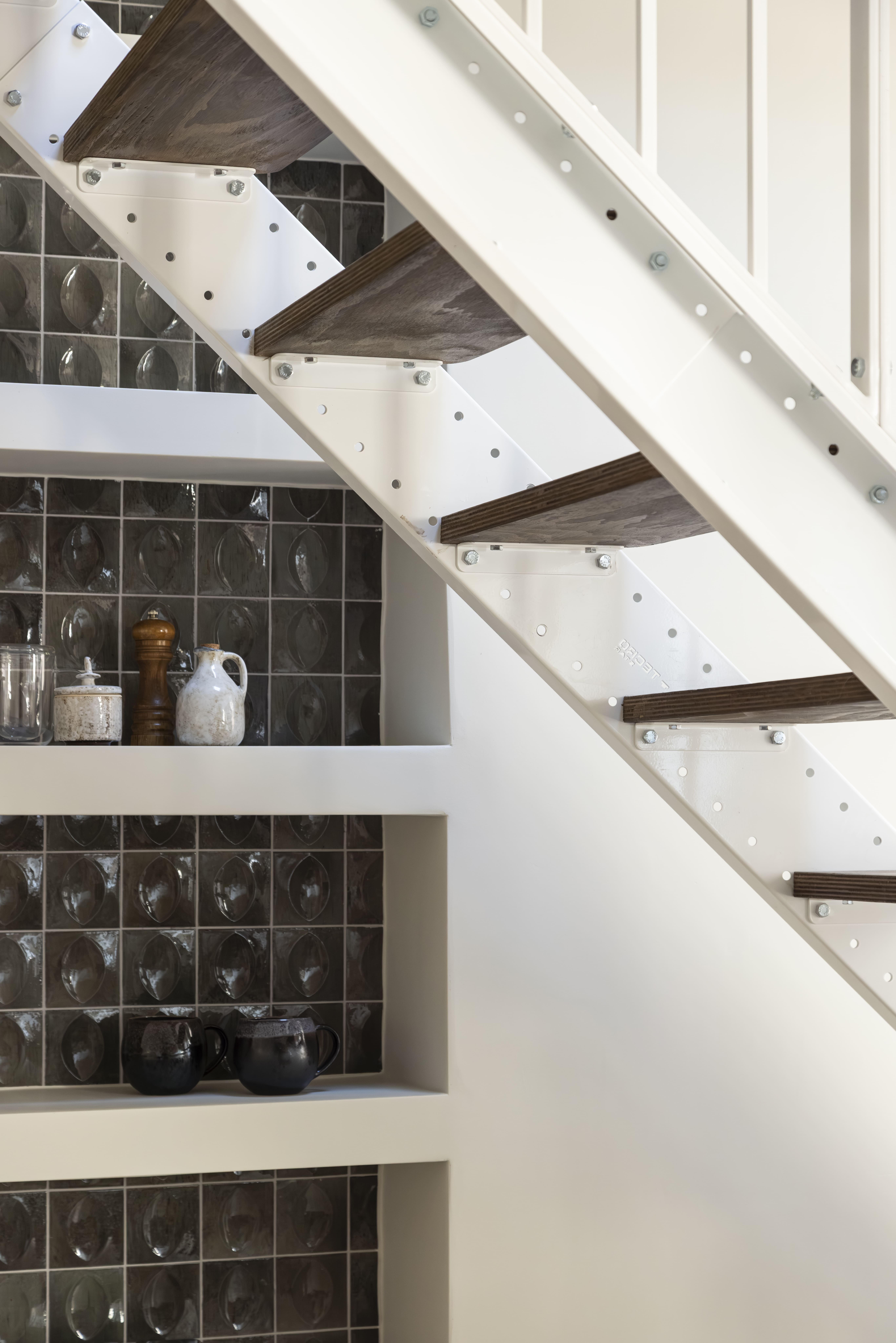 Escalier design en bois et métal avec rangements intégrés – rénovation d’un duplex à Paris