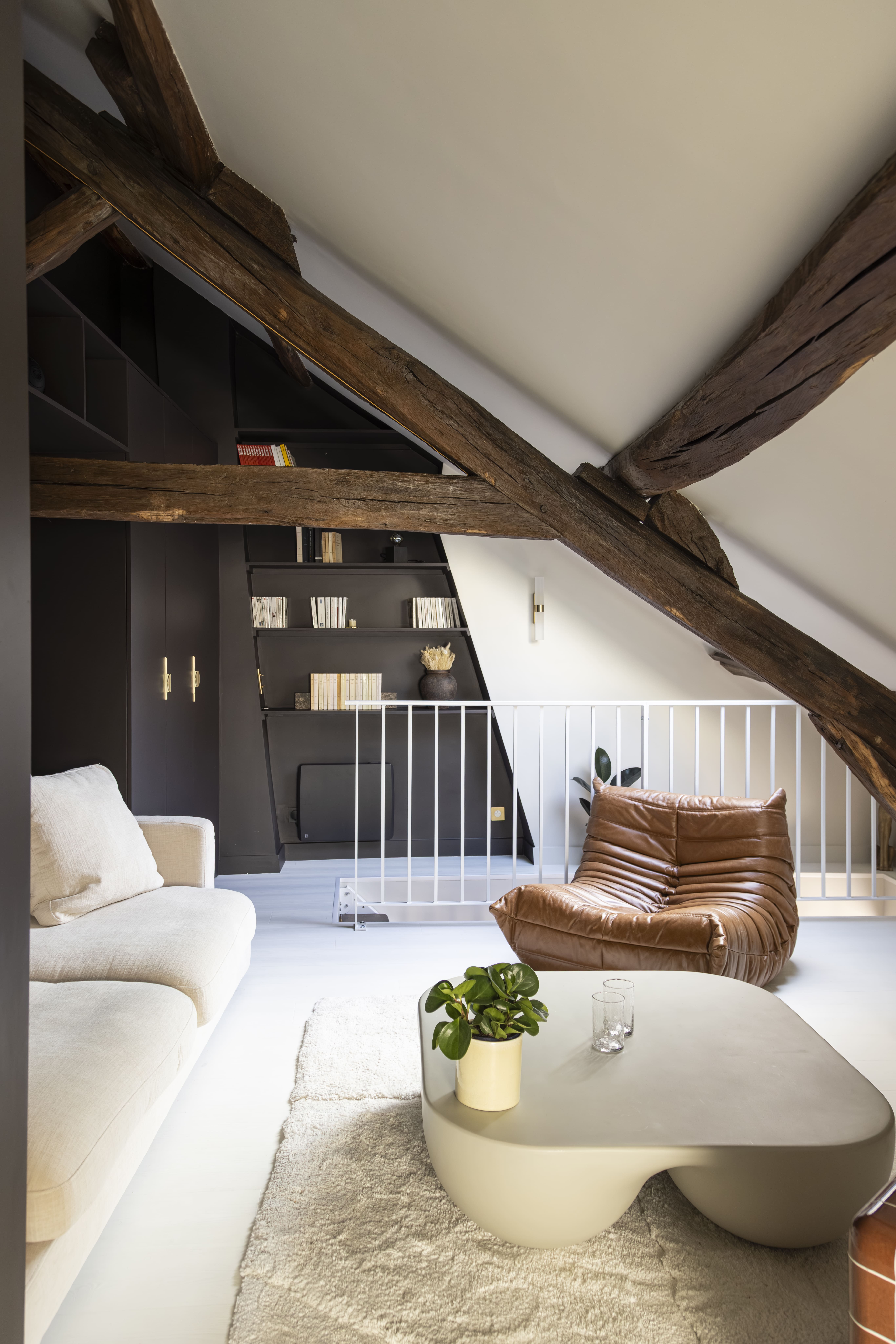 Vue sur la mezzanine et le salon lumineux d’un duplex parisien rénové – aménagement