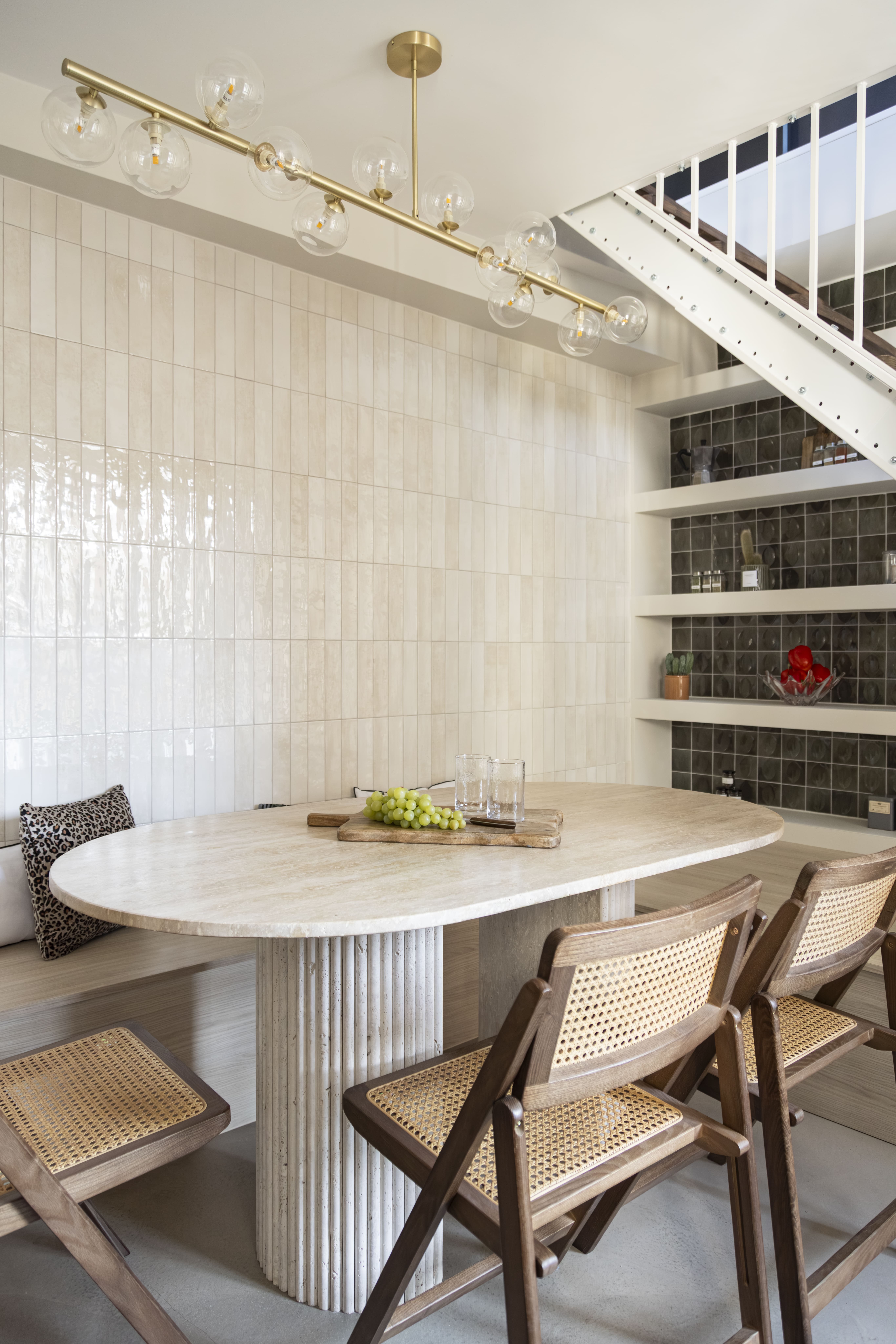 Coin repas sous escalier avec table ronde et chaises en bois – aménagement petit espace à Paris