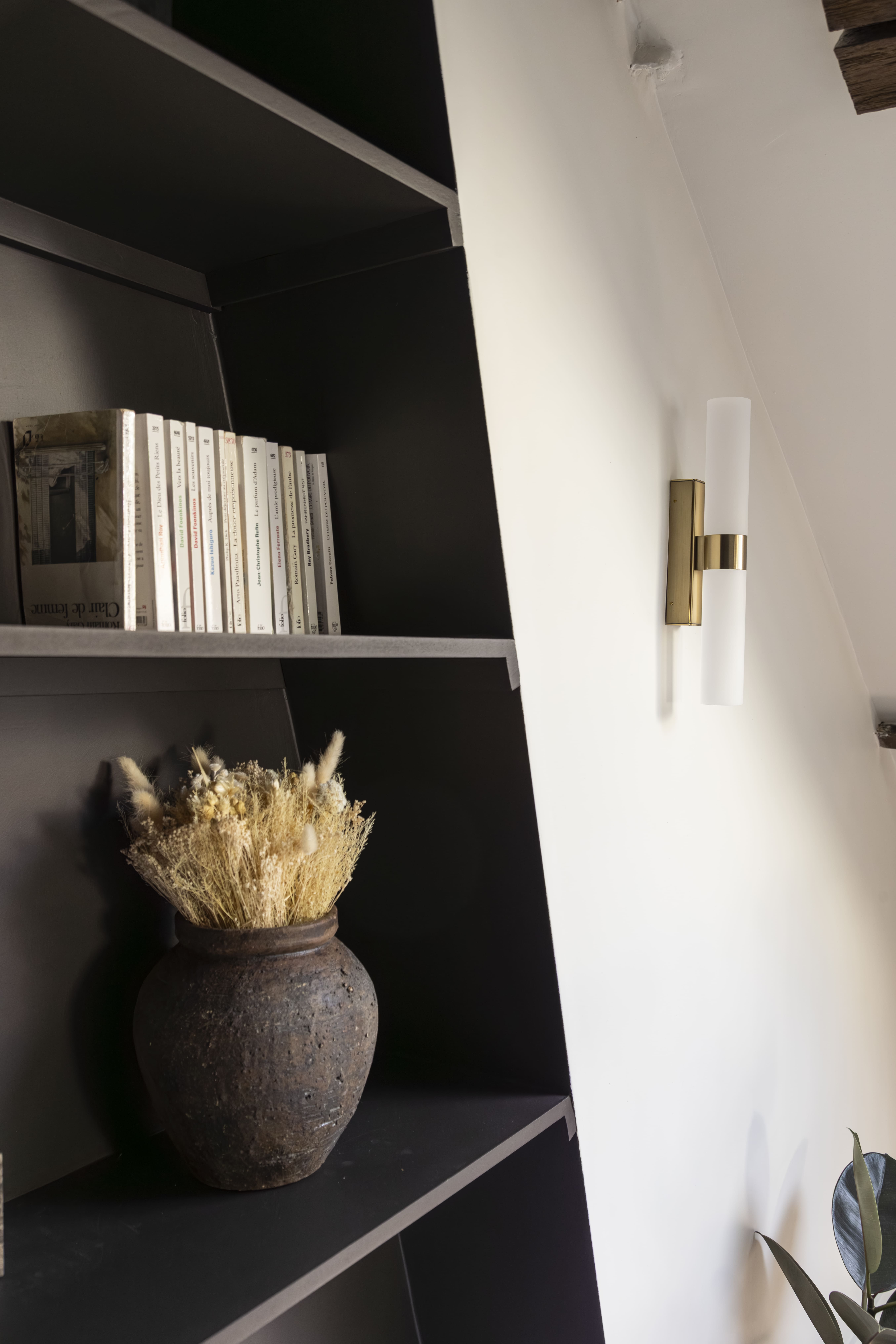 Bibliothèque murale sur mesure et décoration minimaliste – rénovation d’intérieur