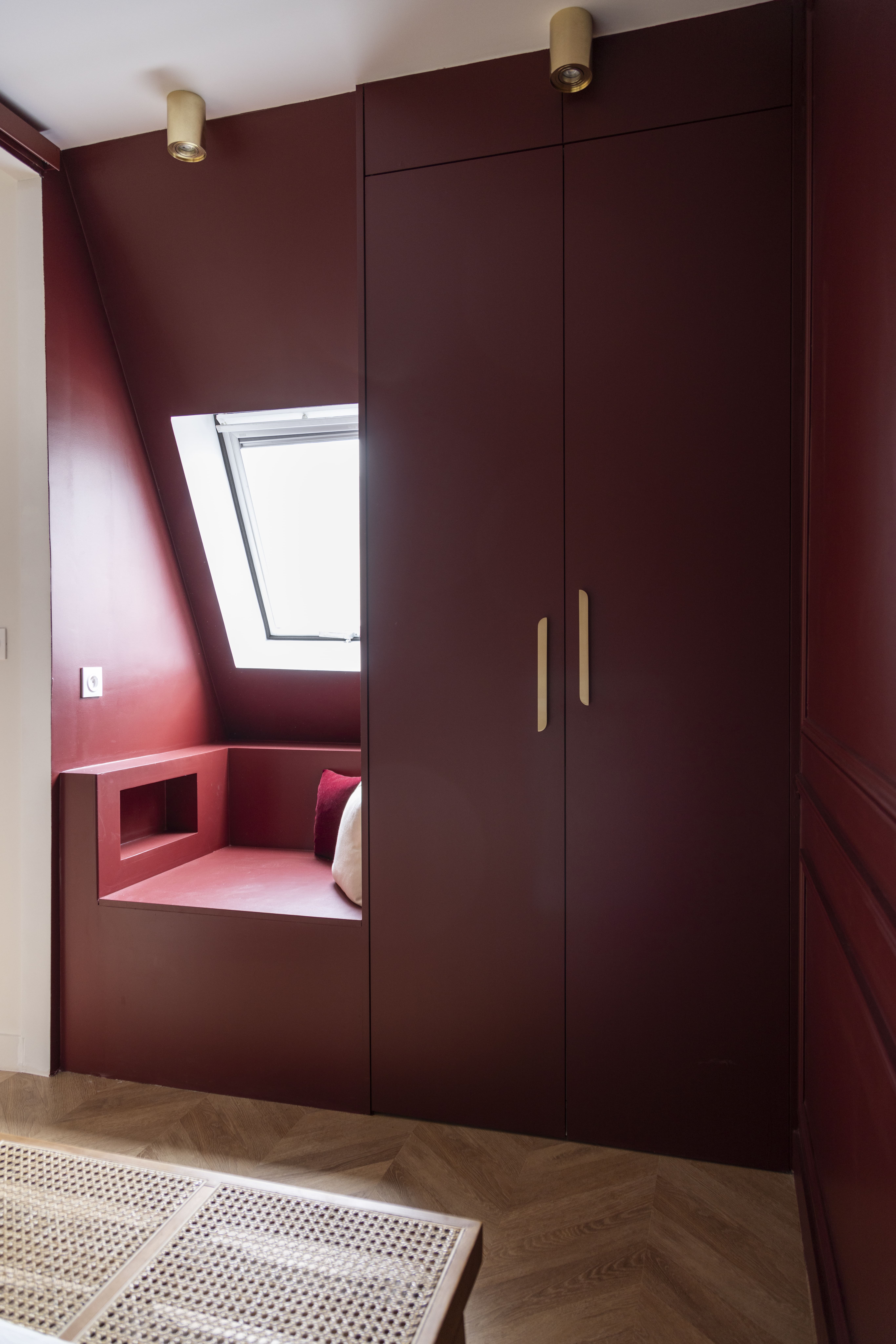 Rangements sur mesure couleur bordeaux dans une chambre contemporaine sous les toits