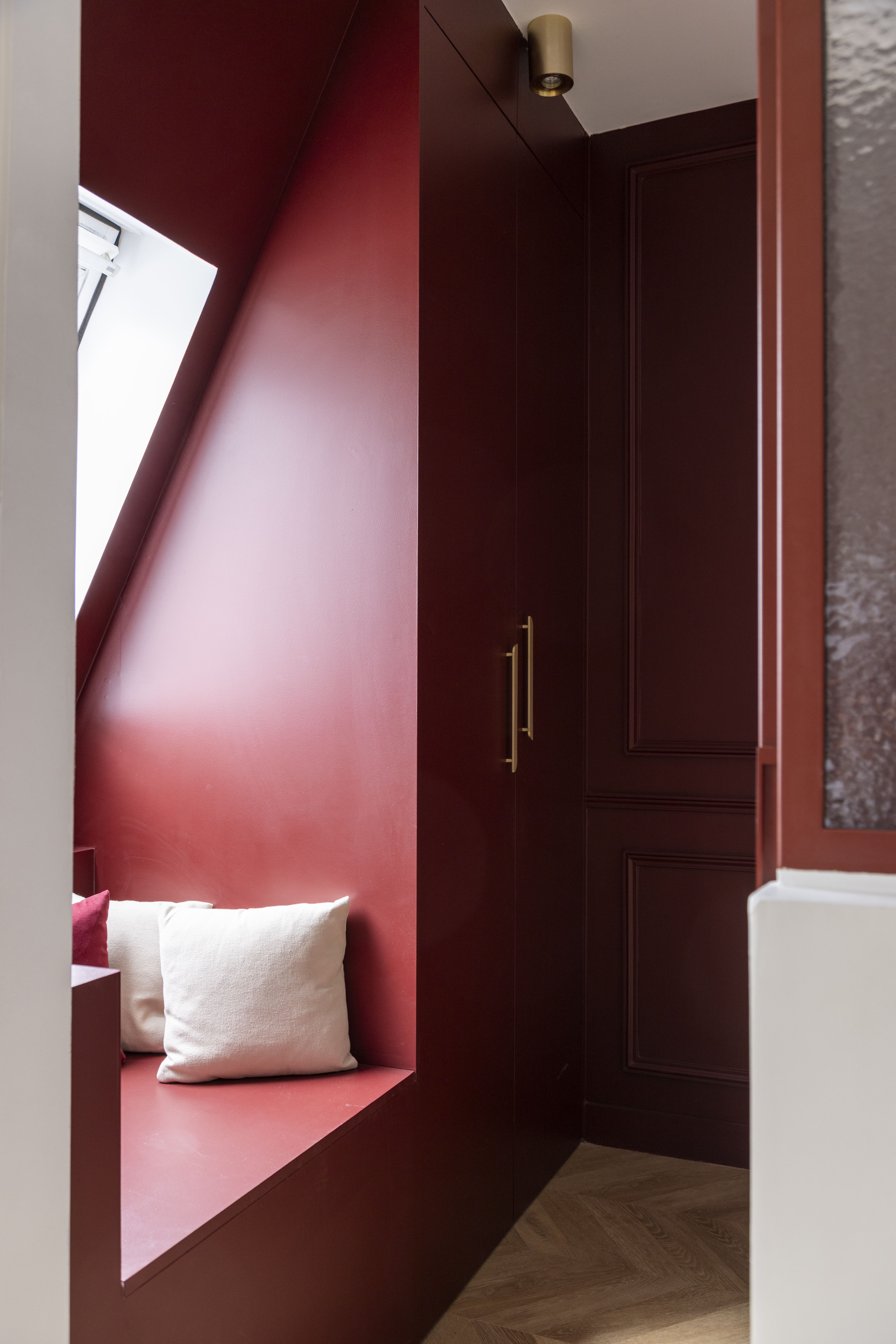 Chambre parisienne rénovée avec menuiserie sur mesure et teinte bordeaux