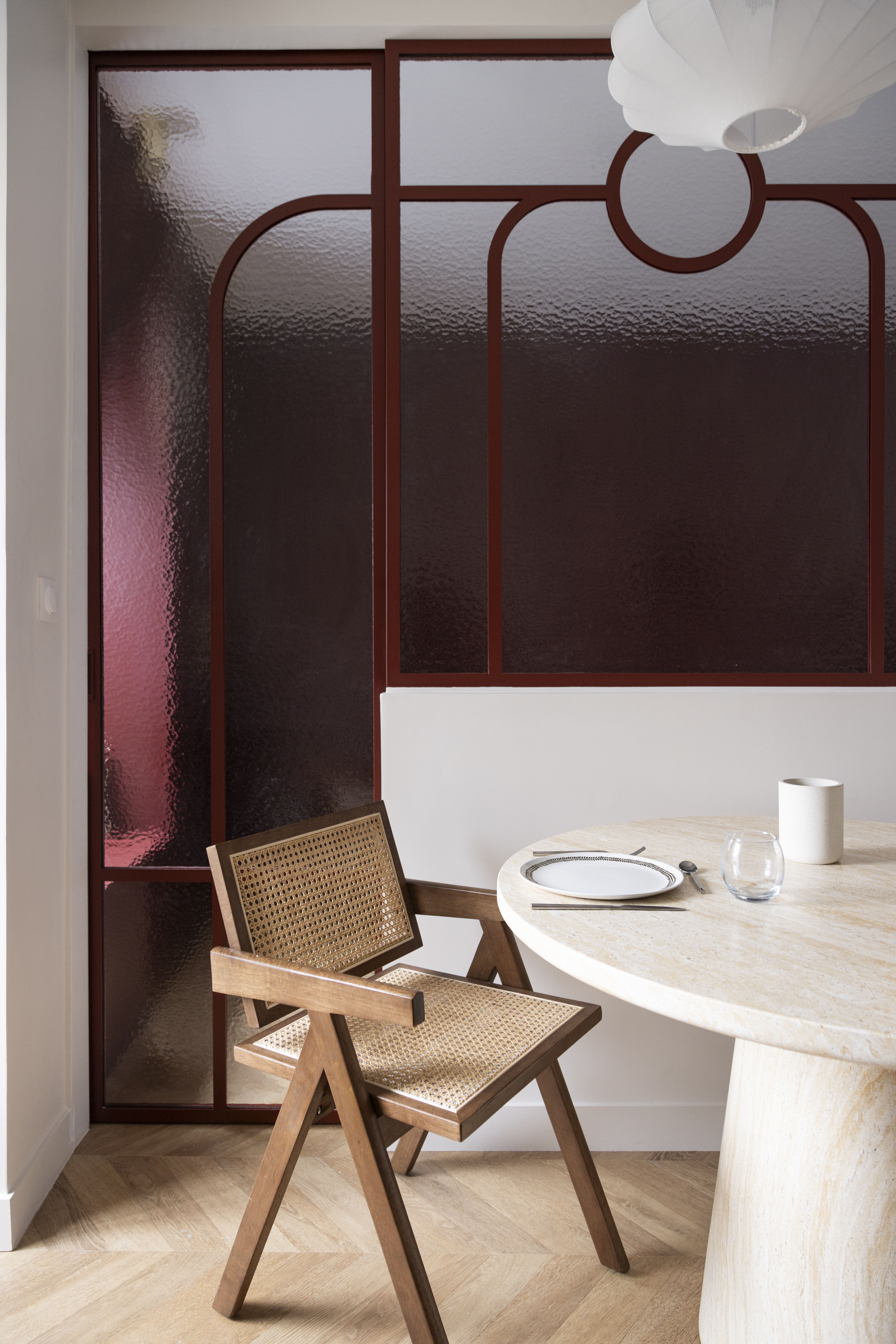 Verrière en bois sur mesure de couleur bordeaux dans une salle à manger rénovée
